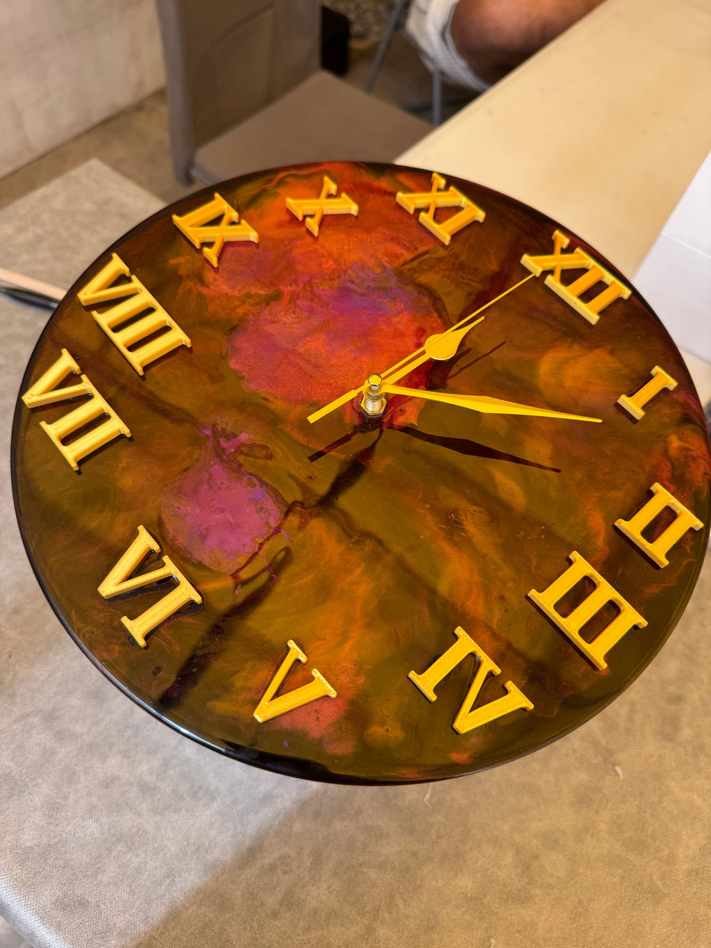 Reloj de Pared Artesanal en Resina Epoxi – Números Romanos Impresos en 3D