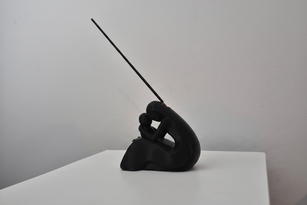 Portaincienso figura meditando en negro mate con varilla de incienso – vista lateral