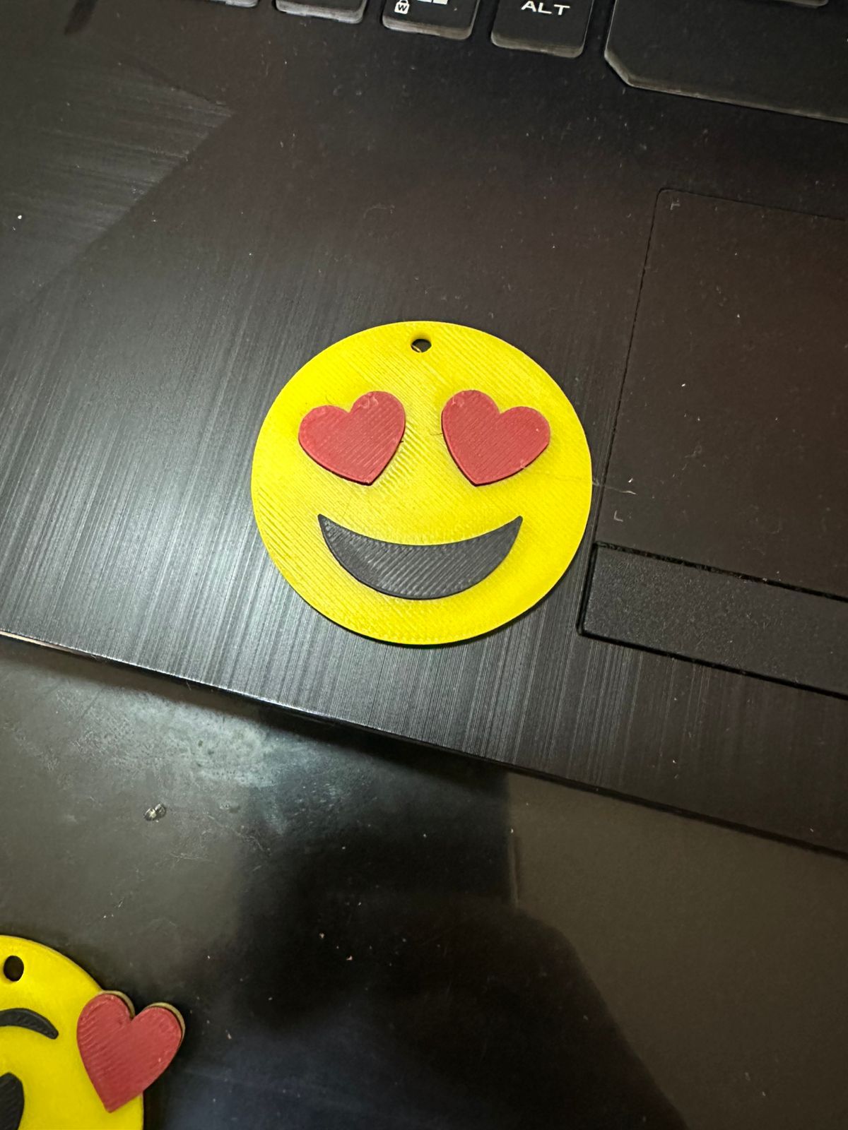 Llavero Emoji Enamorado con Corazones - Vantor StreetLlavero Emoji Enamorado con CorazonesAccesorios y LlaverosVantor StreetVantor StreetALlavero Emoji Enamorado con Corazones