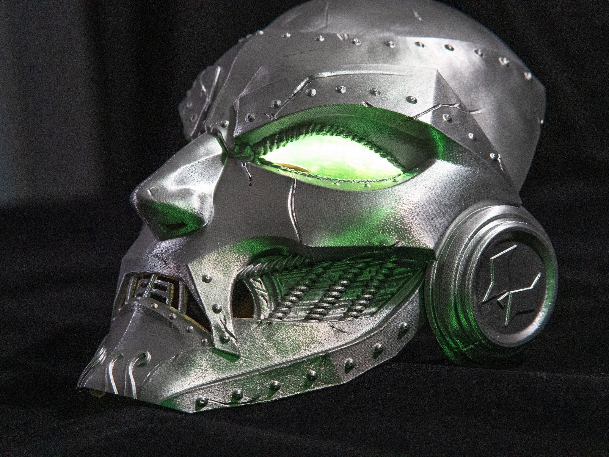 Máscara Cyberpunk Cráneo Mecánico 3D – Ojos Verdes - Vantor StreetMáscara Cyberpunk Cráneo Mecánico 3D – Ojos VerdesMáscaraVantor StreetVantor StreetMáscara Cyberpunk Cráneo Mecánico 3D – Ojos Verdes
