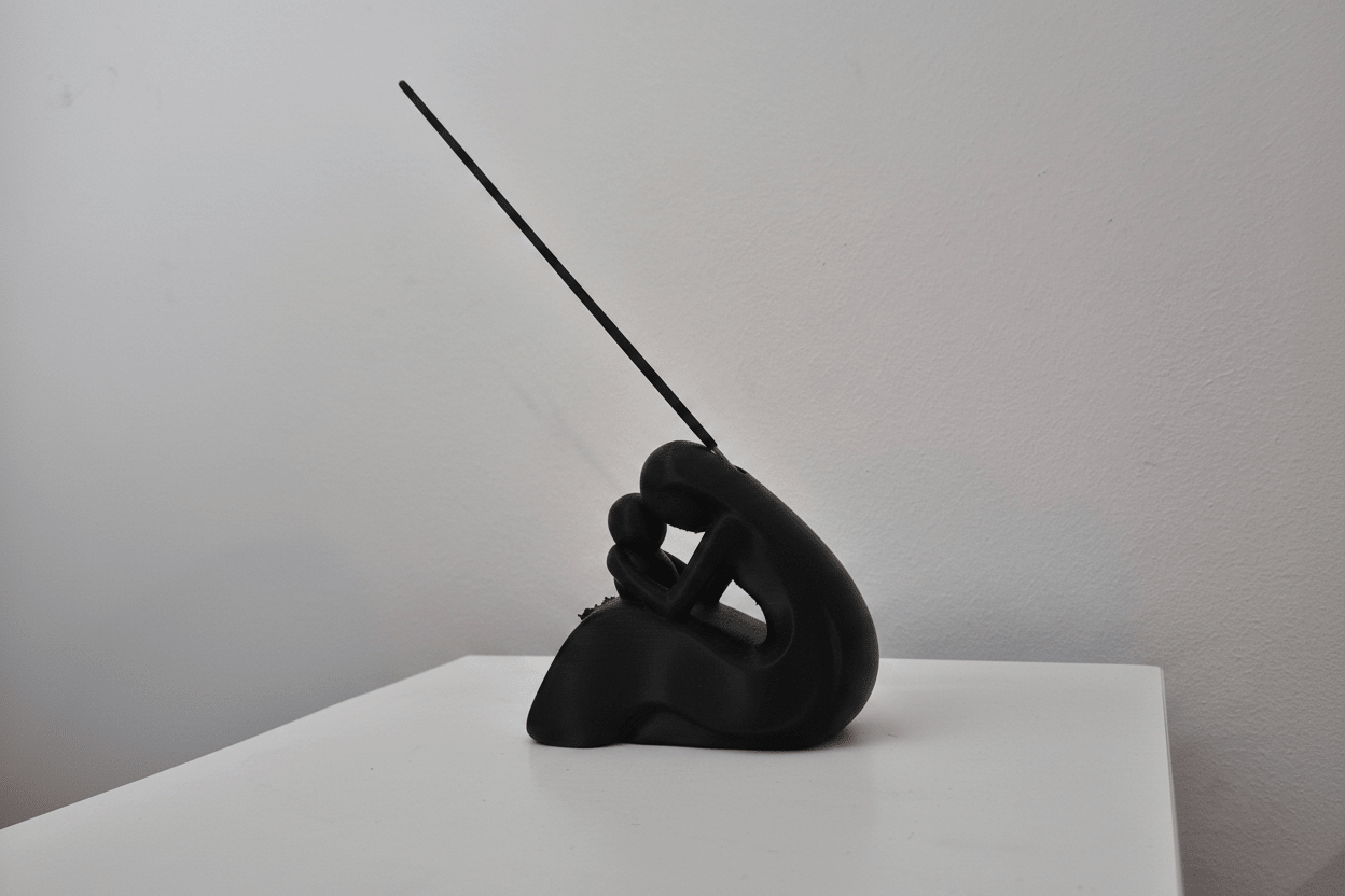 Portaincienso Figura Meditando - Vantor StreetPortaincienso Figura MeditandoDecoración y BienestarVantor StreetVantor StreetPortaincienso figura meditando en negro mate con varilla de incienso – vista lateral