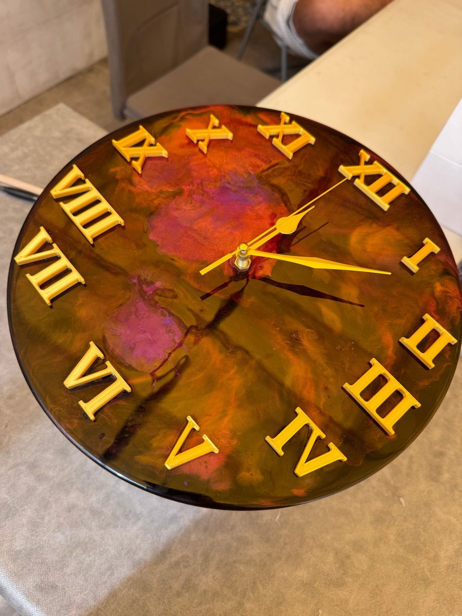 Reloj de Pared Artesanal en Resina Epoxi – Números Romanos Impresos en 3D - Vantor StreetReloj de Pared Artesanal en Resina Epoxi – Números Romanos Impresos en 3DRelojVantor StreetVantor StreetReloj de Pared Artesanal en Resina Epoxi – Números Romanos Impresos en 3D